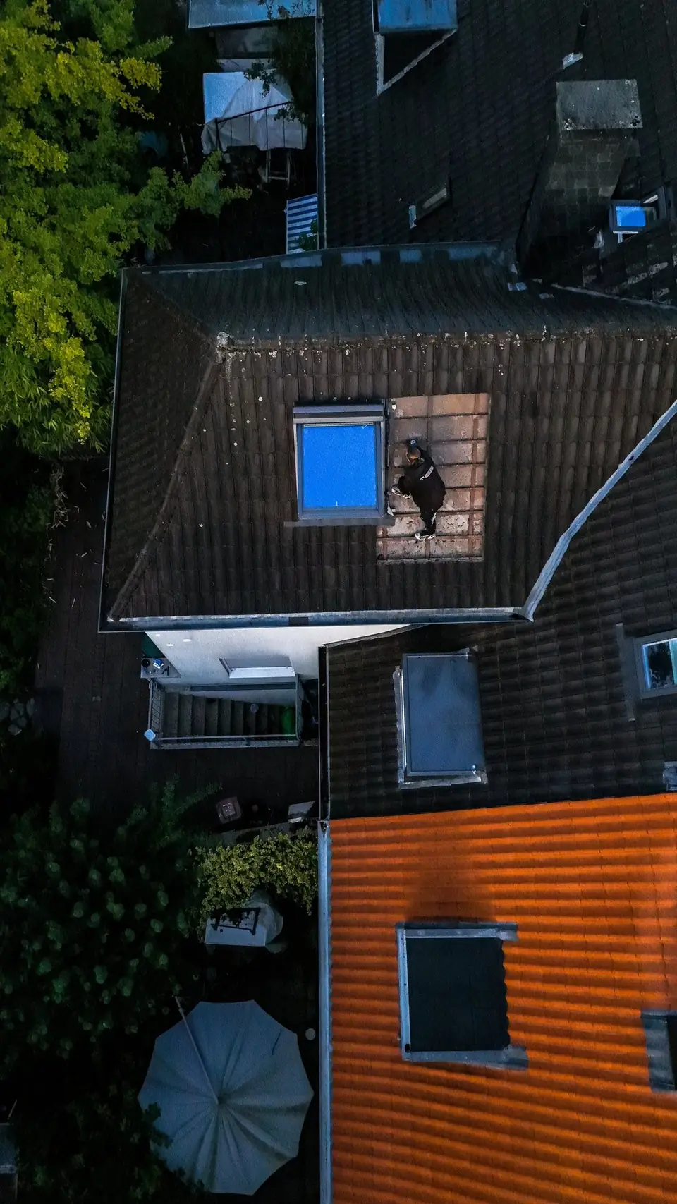 Senkrechte Drohnenaufnahme eines Dachfenstertauschs
