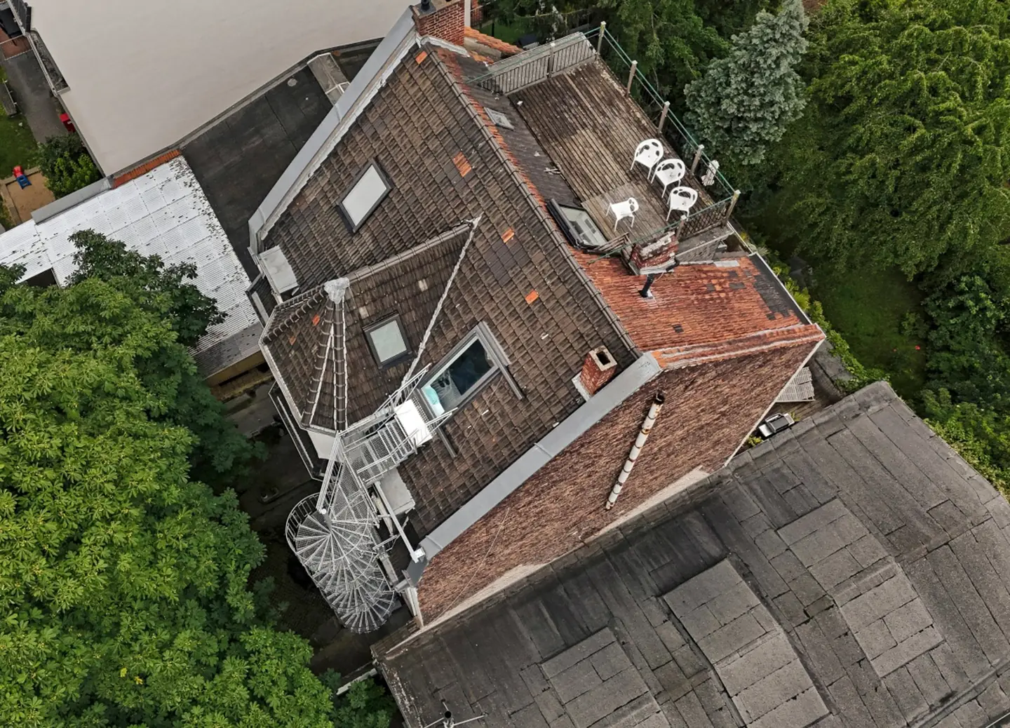 Drohnenaufnahme eines Ziegeldachs von oben