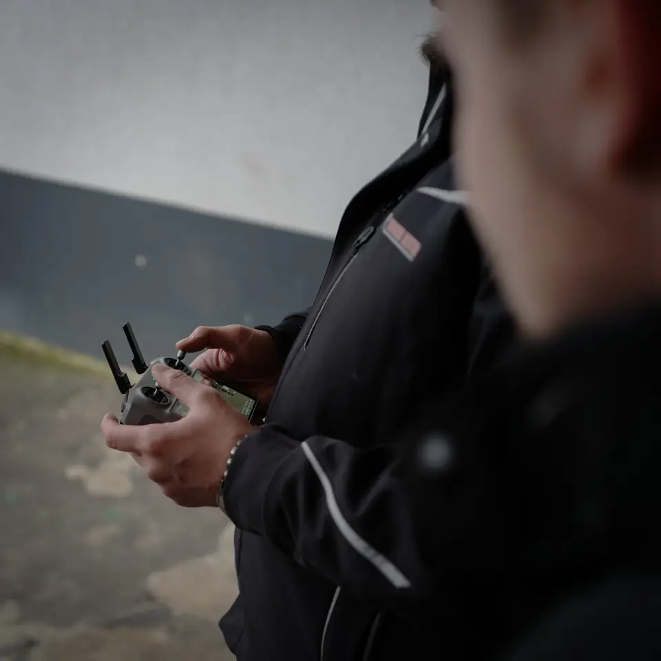 Drohnenpilot von Reuterdach steuert die Drohne