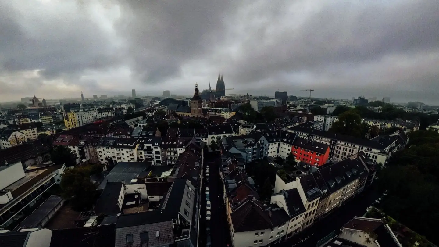 Drohnenblick über Köln mit dem Dom