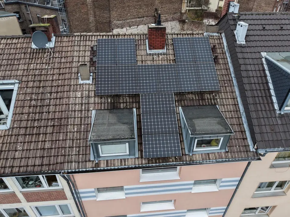 Drohnenaufnahme eines Steildachs vor der Sanierung
